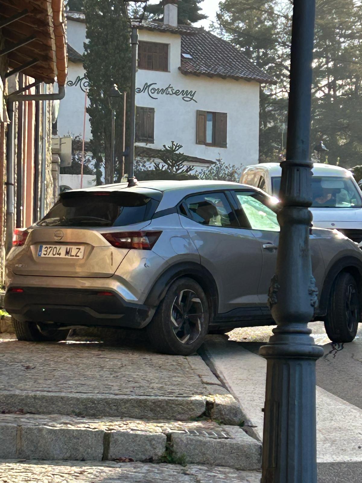 El Nissan en el que huyó el evadido.