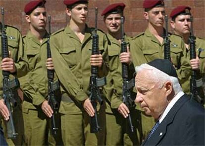 El primer ministro israelí, Ariel Sharon, ayer en la Explanada del Museo del Holocausto en Jerusalén.