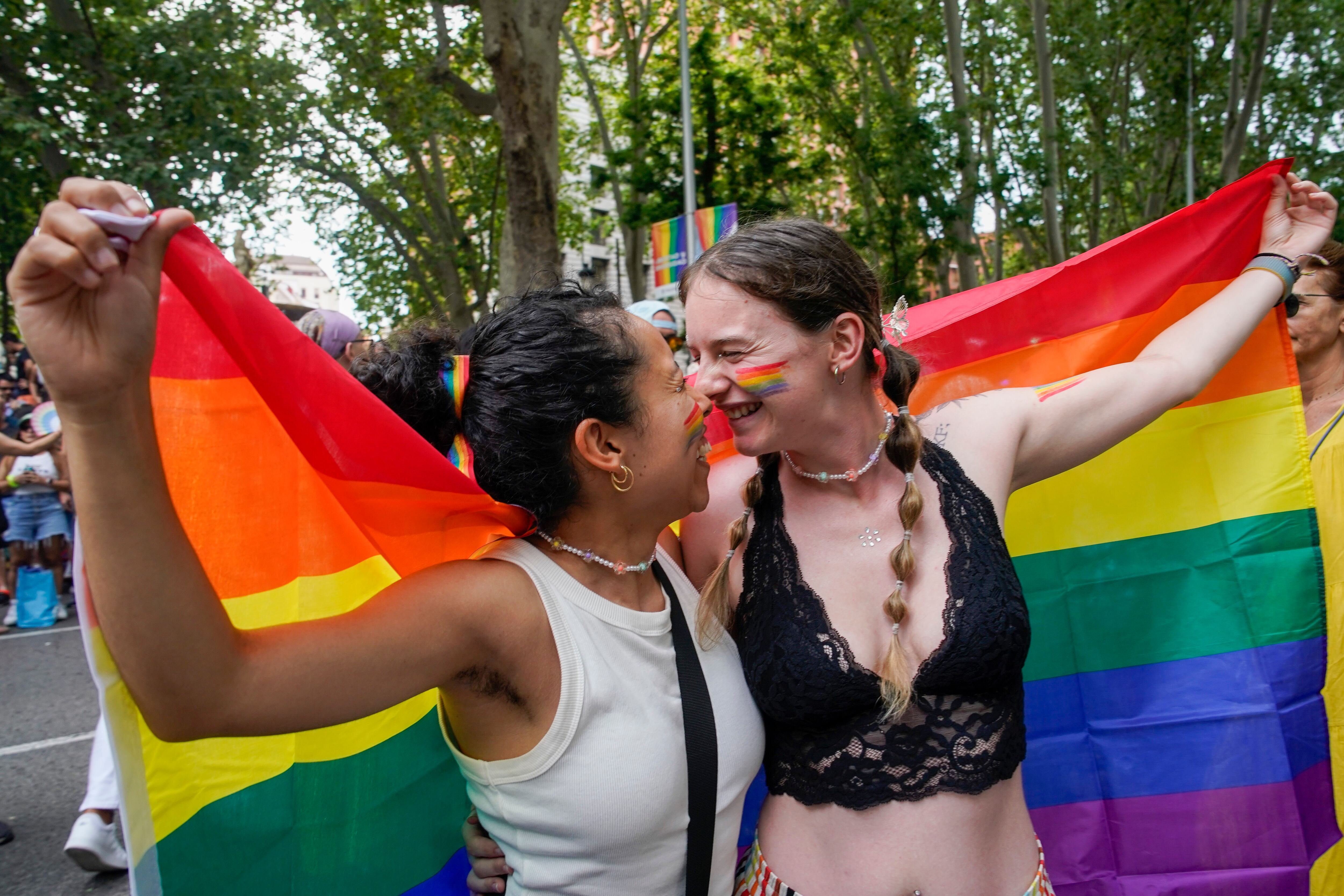 Dos mujeres exhiben la bandera arcoíris en el desfile de Madrid del Orgullo, el 5 de julio de 2025.