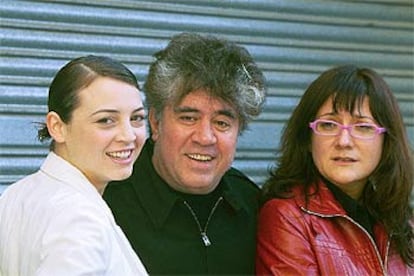 De izquierda a derecha, Leonor Watling, Pedro Almodóvar e Isabel Coixet, ayer en Madrid.