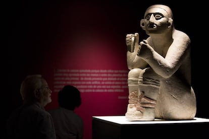 El público de la exposición observa al portaestandarte de Chichén Itzá.