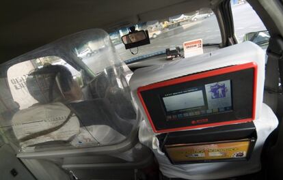Interior de un taxi de la compañía Dazhong con su sistema de entretenimiento a bordo.