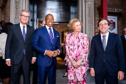 Desde la izquierda, Santiago Cabanas Ansorena, embajador de España en Estados Unidos; Eric Adams, alcalde de Nueva York; la reina Sofía, y el alcalde de Madrid, José Luis Martínez-Almeida, a las puertas del teatro.