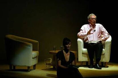 Mario Vargas Llosa y Aitana Sánchez-Gijón, en una escena de <i>La verdad de las mentiras</i>.