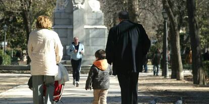 Una familia pasea por un parque. 