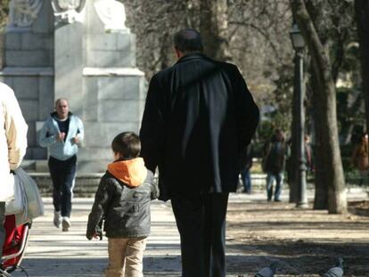 Una familia pasea por un parque. 