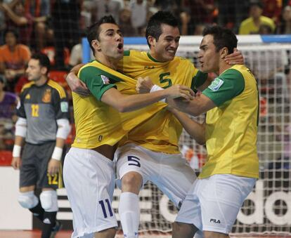 Neto cerebra con Falcao y Rafael el gol de la victoria.