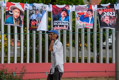 Un hombre camina en Managua durante la jornada electoral del domingo pasado.