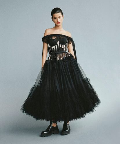 Vestido de organza y tul con pedrería y botines con hebillas de ALEXANDER MCQUEEN.