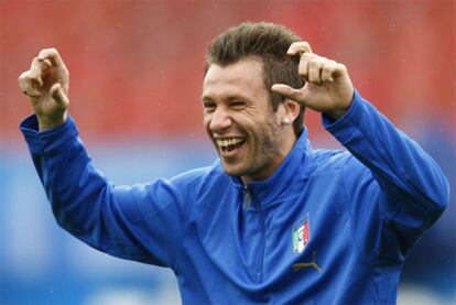 Cassano bromea durante un entrenamiento con la selección italiana.