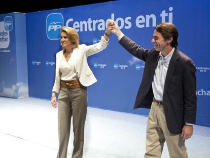 El expresidente José María Aznar junto a Dolores de Cospedal en un mitin en Cuenca.
