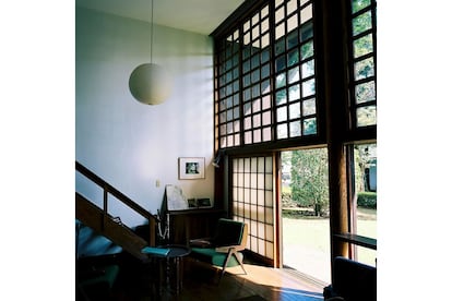 Construida en 1942, su diminuto tamaño, simplicidad contenida e inteligente uso de columnas interiores deben algo al tiempo que Maekawa pasó en el estudio de Le Corbusier (trabajó en la Villa Savoye). El mobiliario original, diseñado por el arquitecto específicamente para la casa, y los objetos personales restaurados, permanecen in situ.