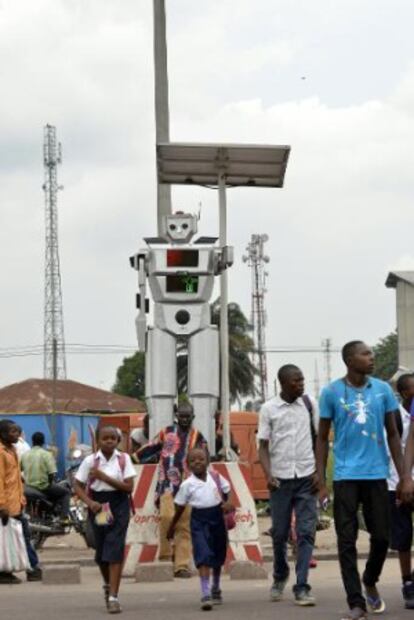 Un robot dirige el tráfico en un cruce peligroso en Kinshasa, República Democrática de Congo.