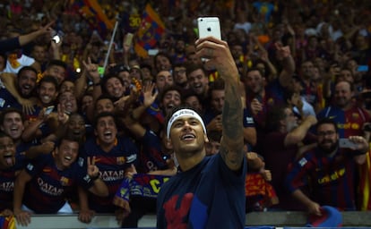 Neymar se hace un selfie después del partido