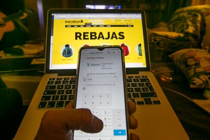 Un usuario utiliza la aplicación de Bizum para comprar en un comercio electrónico.