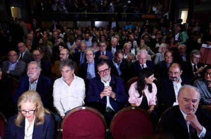 Asistentes a la presentación del exvicepresidente del Gobierno Alfonso Guerra.