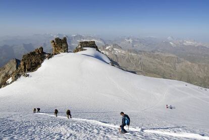 El ascenso al pico más alto de Italia (sin contar el Mont Blanc, que también cuenta con una vertiente francesa) se inicia con una excursión por el parque nacional Gran Paradiso, el más antiguo del país. No es una escalada muy técnica, pero sí exige ir equipado con cuerda, crampones, casco y piolet, y por supuesto ir acompañado de un guía si no tenemos suficiente experiencia en montaña. La senda atraviesa bosques mientras gana altura en empinados zigzags, bañados por cascadas y habitados por traviesas marmotas. A 2.735 metros se alcanza el Rifugio Vittorio Emanuele II, donde se pernocta. Al día siguiente, el arduo trecho hasta la cima, a 4.061 metros de altura, comienza a la luz de las linternas frontales. Existen varias rutas hasta la cumbre (una de ellas incluye una vía ferrata), donde atados a nuestro guía o compañero de escalada, se alcanza el techo de Italia y una estatua de la Virgen Maria. Inicio y final: Pont (parque nacional Gran Paradiso). Más información: <a href="http://www.parks.it/" target="_blank">parks.it</a>