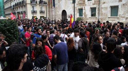 Concentración frente a las Cortes en Valencia contra los recortes.