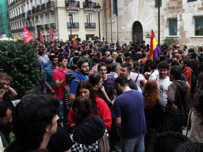 Concentraci&oacute;n frente a las Cortes en Valencia contra los recortes.