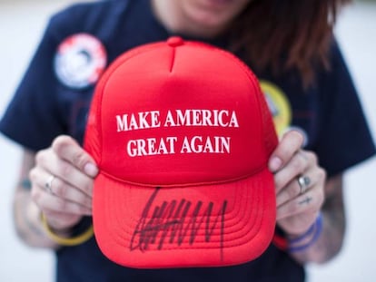 Una seguidora de Trump muestra una de sus ic&oacute;nicas gorras.