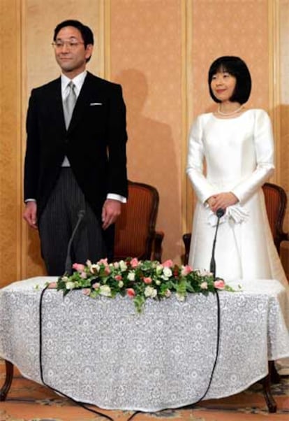 Yoshiki Kuroda y su esposa Sayako posan para los medios tras su enlace.