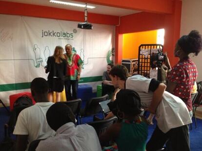 <p> Jokkolabs es uno de los principales incubadores tecnológicos de África. Nació en Senegal pero ya se ha expandido a otros nueve países. Ofrece espacio, mentores y financiación a quienes vengan con una idea, y funciona más como una comunidad. </p> <br> </br> <br> </br> <p> Jokkolabs agrupa a más de 100 empresas. En su seno nació Sama Baat, plataforma clave en la intervención de las elecciones senegalesas de 2012 al localizar todas las irregularidades que se habían dado en un mapa gracias a la participación ciudadana. </p>