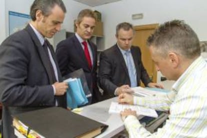 El coordinador y abogado Ulises Bertolo (c), Juan Bertolo (i) y Andres Corral (d), presentan el concurso de acreedores de la factoría de Outeiro de Rei, Alimentos Lacteos, en el juzgado mercantil de Lugo.