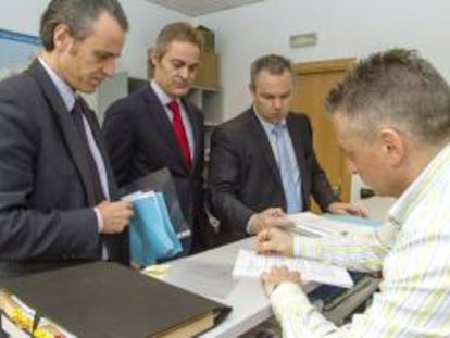 El coordinador y abogado Ulises Bertolo (c), Juan Bertolo (i) y Andres Corral (d), presentan el concurso de acreedores de la factoría de Outeiro de Rei, Alimentos Lacteos, en el juzgado mercantil de Lugo.