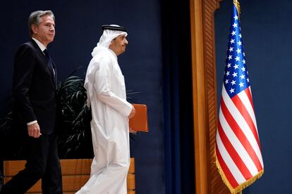 El secretario de Estado de Estados Unidos, Antony Blinken, y el emir de Qatar, Tamim bin Hamad Al Thani, el 13 de octubre en Doha.