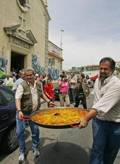 Paella para la comida que se convocó ayer en la parroquia de Entrevías.