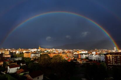 Un arcoiris cubre la ciudad de Oviedo a primera hora de la mañana, con el monte Naranco completamente nublado, el 27 de octubre.