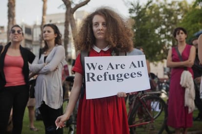 Una manifestante, con un cartel que dice "Todos somos refugiados" el pasado mayo en un acto en apoyo de los inmigrantes africanos en Tel Aviv.
