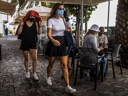 Restos de la lluvia de ceniza del volcán de Cumbre Vieja, en una calle de Santa Cruz de La Palma, este domingo.