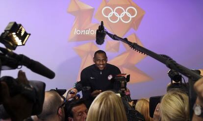 LeBron James atiende a los medios en Londres