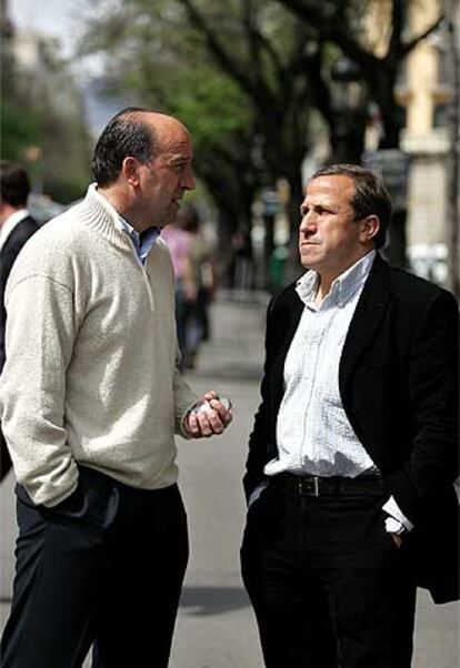 Miguel Ángel Lotina (a la izquierda) y Víctor Muñoz charlan en La Rambla de Cataluña.