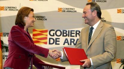 La presidenta de Arag&oacute;n, Luisa Fernanda Rudi, y el presidente de la Generalitat, Alberto Fabra, durante la firma de protocolos de colaboraci&oacute;n.