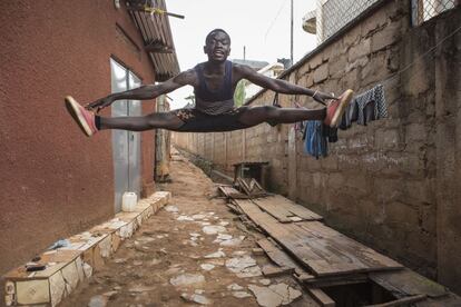 Hamuza Primo vive en el slum de Kibuli, Kampala. El hedor en el gueto es insoportable. La canalización de aguas fecales es deficiente y hay residuos estancados por todas partes, pero cualquier sitio es bueno para practicar su pasión: la danza.