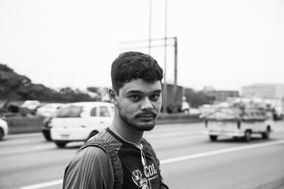 Gustavo é estudante universitário e começou a trabalhar recentemente em uma obra na região central da cidade, no Bom Retiro. Como saiu cedo do trabalho, resolveu testar ir andando pela marginal até a sua faculdade, na Vila Maria. O trajeto é de cerca de 8 km.