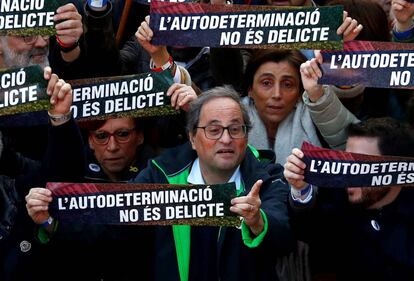 Sob o lema "a autodeterminação não é um crime", o presidente da Generalitat, Quim Torra (no centro da foto), e o presidente do Parlamento, Roger Torrent, lideraram a marcha junto a entidades e partidos políticos independentistas.