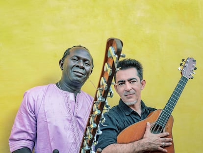 El músico y antropólogo cultural Raúl Rodríguez, con Sirifo Kouyaté, artista senegalés residente en Sevilla.