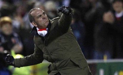 Di Canio celebra un gol del Swindon Town durante su etapa al frente del equipo.