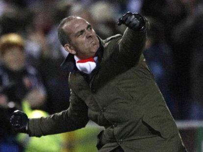 Di Canio celebra un gol del Swindon Town durante su etapa al frente del equipo.