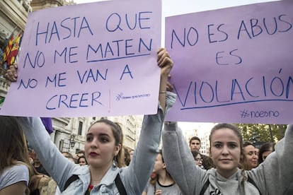 Concentración en repulsa por la sentencia a La Manada frente al Ayuntamiento de Valencia.