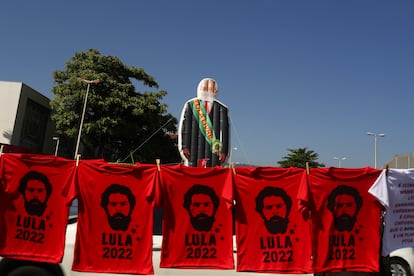 Camisetas e um boneco gigante inflável defendem a candidatura de Lula, em um protesto contra Bolsonaro em 3 de julho, no Rio. 