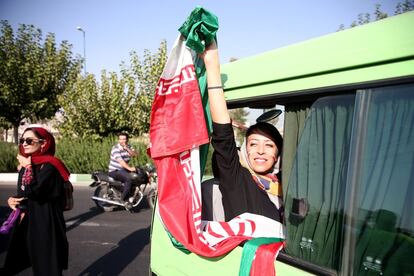 Una mujer llega al estadio Azadi para asistir al partido clasificatorio entre Irán y Camboya. Por primera vez en 40 años, a las mujeres se les ha permitido ver jugar al equipo nacional de fútbol, en Teherán (Irán), este jueves.