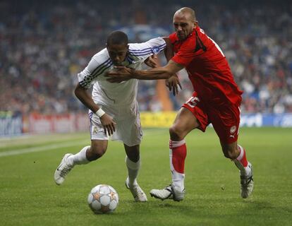Raúl Bravo (a la derecha) en su etapa como jugador del Olympiakos en un partido de 2007, pelea con Robinho por un balón