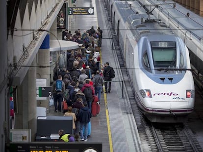 Viajeros en la estación de Santa Justa en Sevilla a punto de coger un AVE.