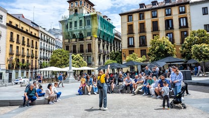 Un grupo de turistas durante una visita guiada en la plaza de Ramales de Madrid.