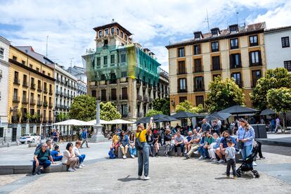 Un grupo de turistas durante una visita guiada en la plaza de Ramales de Madrid.