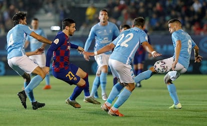 Carles Pérez se enfrenta a los defensas del Ibiza en el partido de la Copa del Rey.